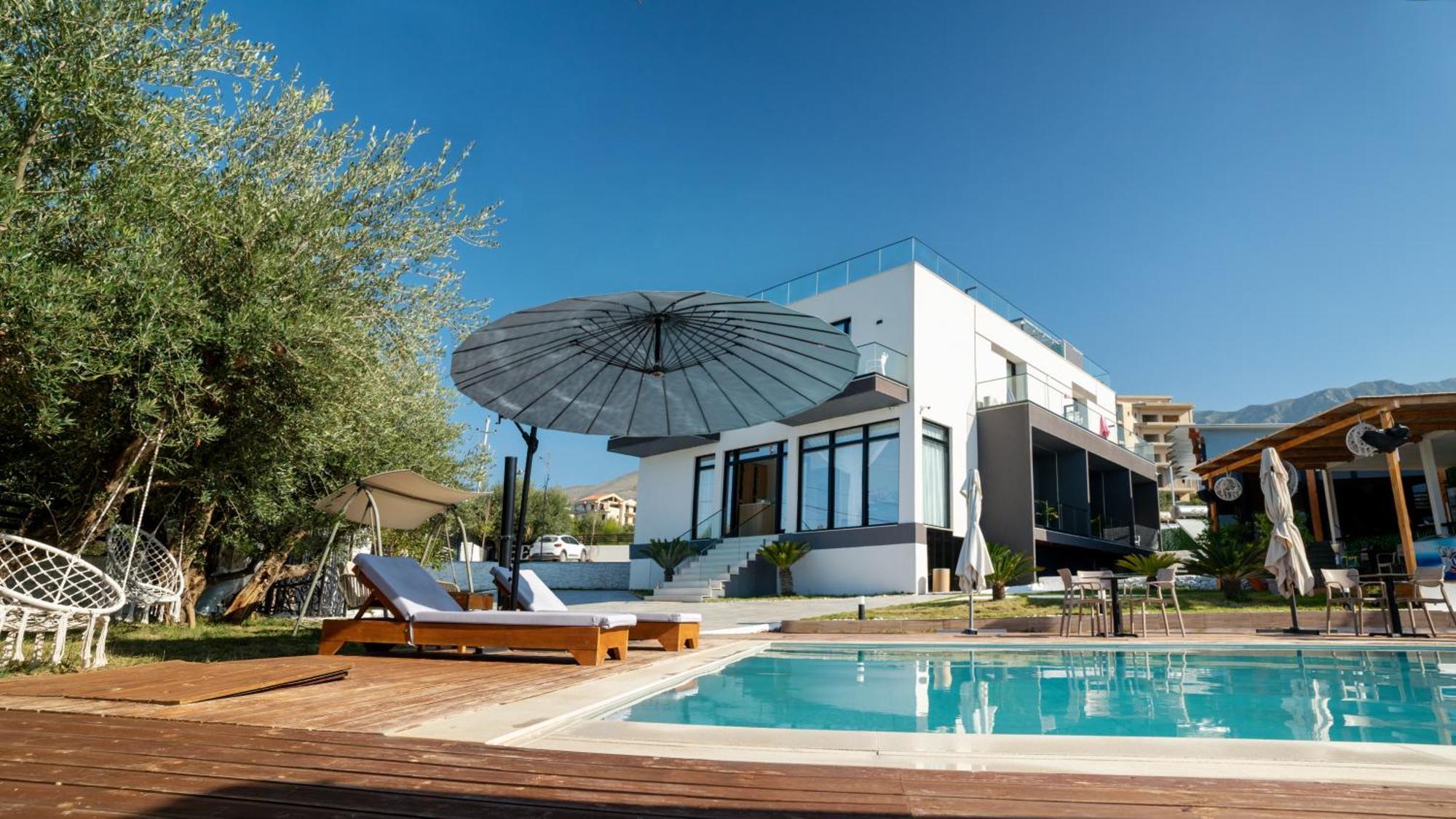 Sea Queen Luxury 3* Radhimë